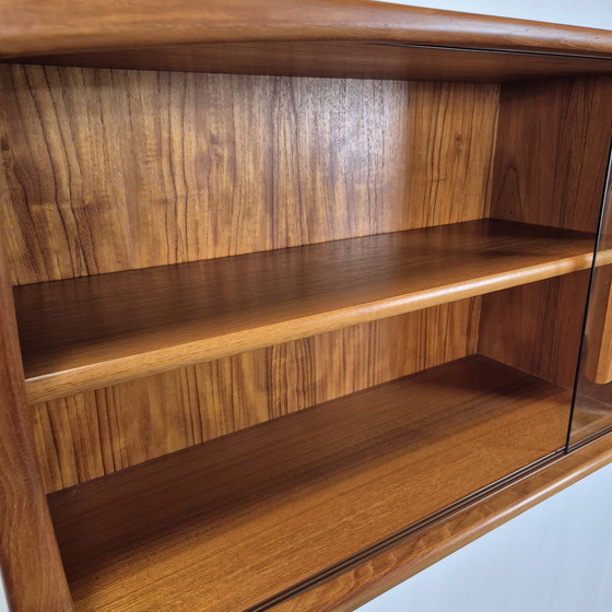 Image 1 of Buffet suspendu vintage danois Dyrlund des années 1960, meuble vitrine mural