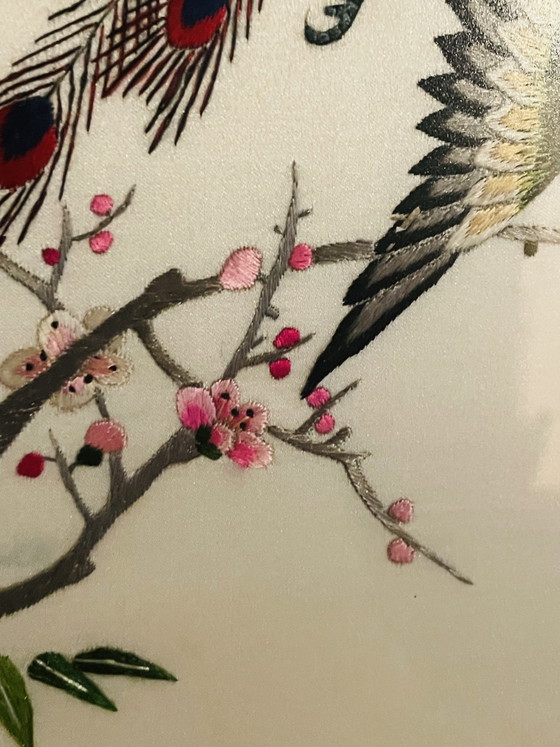 Handgefertigte chinesische Seidenstickerei „Pfauen“ | Gerahmt mit entspiegeltem Glas – Wanddekoration, Silk (photo 5 of 7)