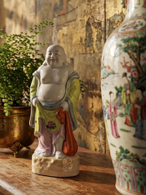 Estatuilla de Buda sonriente de pie, realizada en porcelana china de la familia rosa, 1960-70.