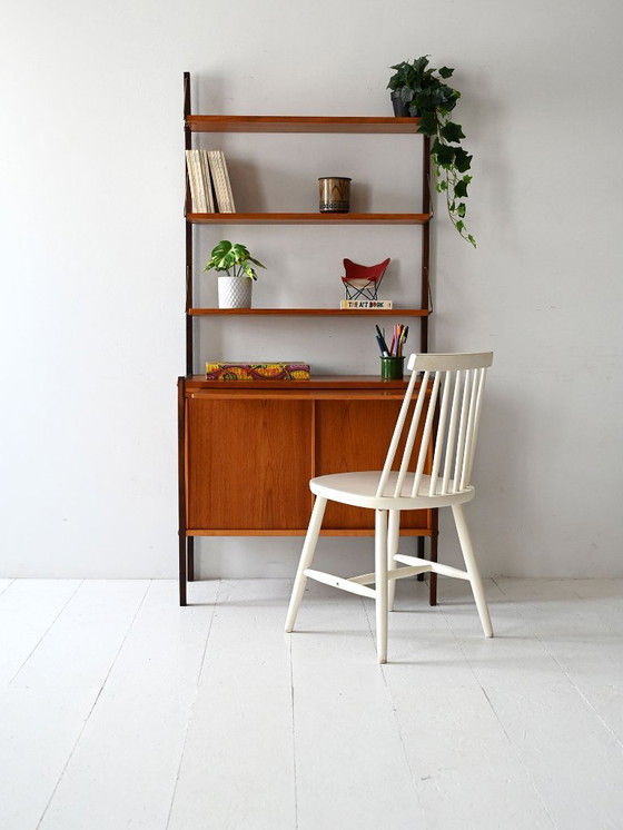 Image 1 of Bibliothèque scandinave vintage avec bureau coulissant et supports en laiton