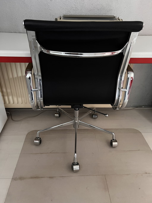 Schwarzer Bürostuhl mit Chromgestell