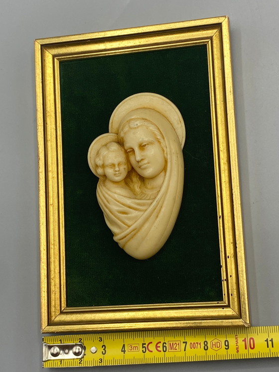 Bassorilievo Vergine con Bambino, cornice dorata e velluto verde, lavorazione italiana. – Oggetti decorativi (photo 4 of 5)
