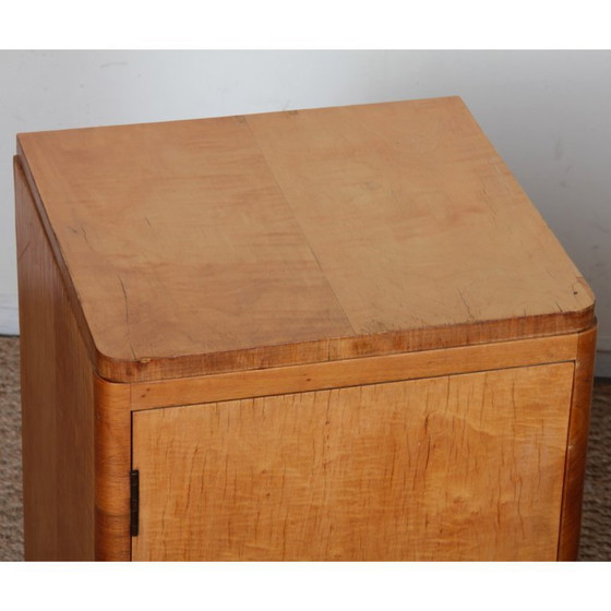 Image 1 of Paire de tables de chevet en érable et noyer, travail anglais, 1930