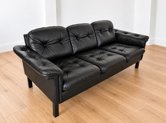 Divano vintage danese a 3 posti in pelle nera, stile metà secolo, anni '70. – Vintage Danish Mid Century (photo 3 of 9)