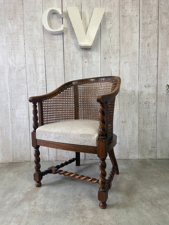 Image 1 of Poltrona antica con intreccio in vimini e decorazioni in legno.