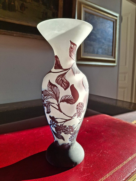 Image 1 of Vase aus mehrschichtigem, säuregeätztem Glas, signiert, Höhe 25,2 cm, Violett-/Aubergine-Töne