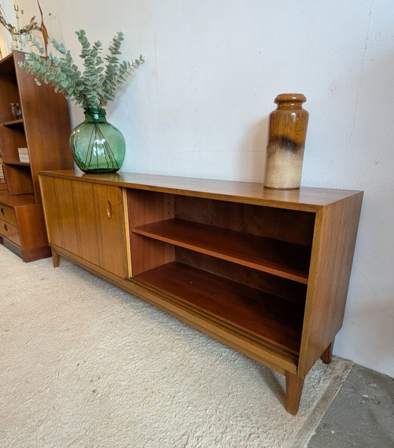 Image 1 of buffet bas vintage, style milieu du siècle, avec portes coulissantes