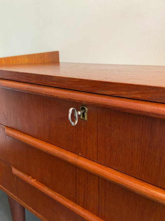 Image 1 of Vintage Deense 3-ladekast van teakhout