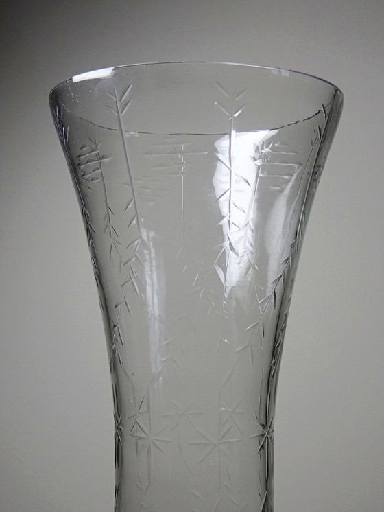 Image 1 of Très grand vase en verre soufflé gravé vintage années 2000 style ancien