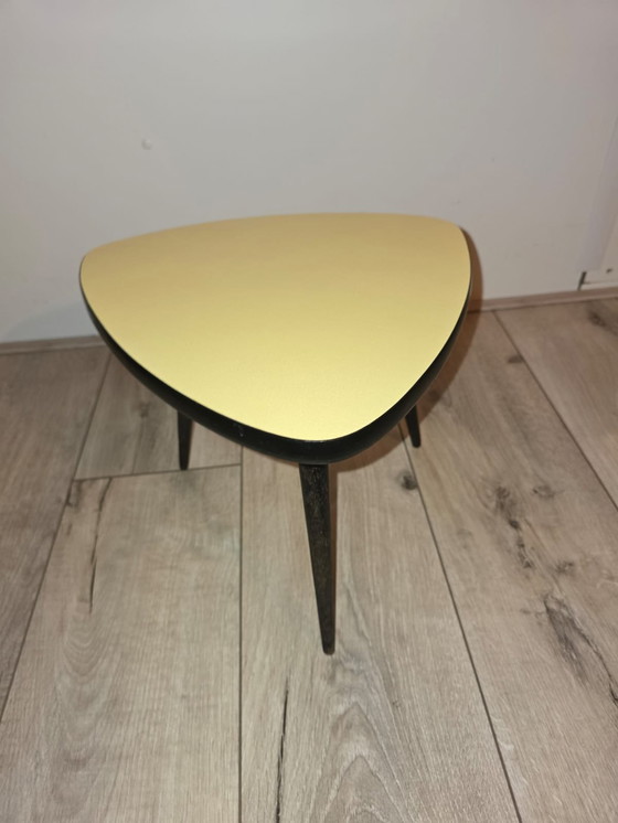 Image 1 of Magnifique table d'appoint triangulaire rétro vintage ocre à bordure noire
