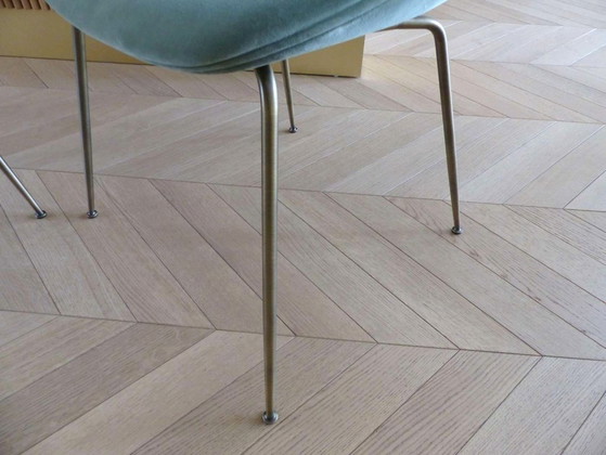 Image 1 of Set aus 8 „Beetle Dining Chair“-Stühlen in Samt von GUBI, Design Stine Gam & Enrico Fratesi