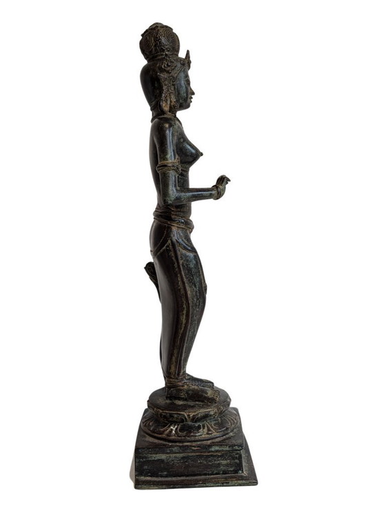 Image 1 of Lakshmi (Sri Devi) en bronze antique – Inde du Sud, XVIIe siècle