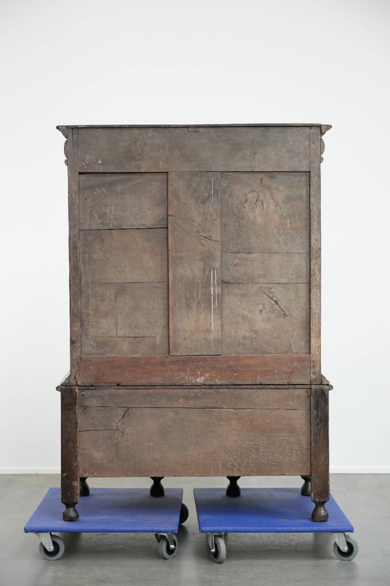 Image 1 of Cómoda antigua inglesa con soporte de principios del siglo XVIII