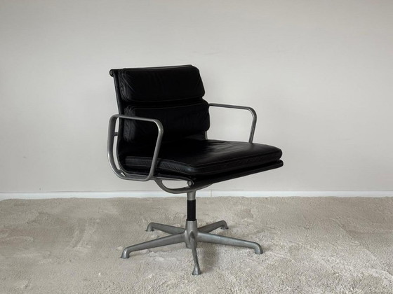 Image 1 of Sedia EA-208 Soft Pad in pelle nera, edizione storica ICF del 1973 di Charles Eames
