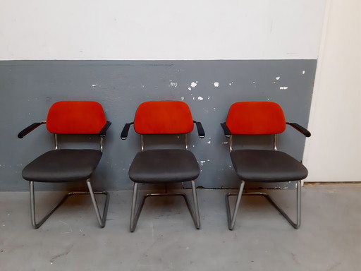 sedie con struttura tubolare in velluto arancione e twill grigio