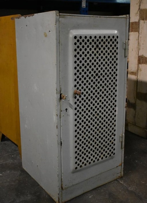 Alter Metallschrank, grau, 47 x 47 x 97,5