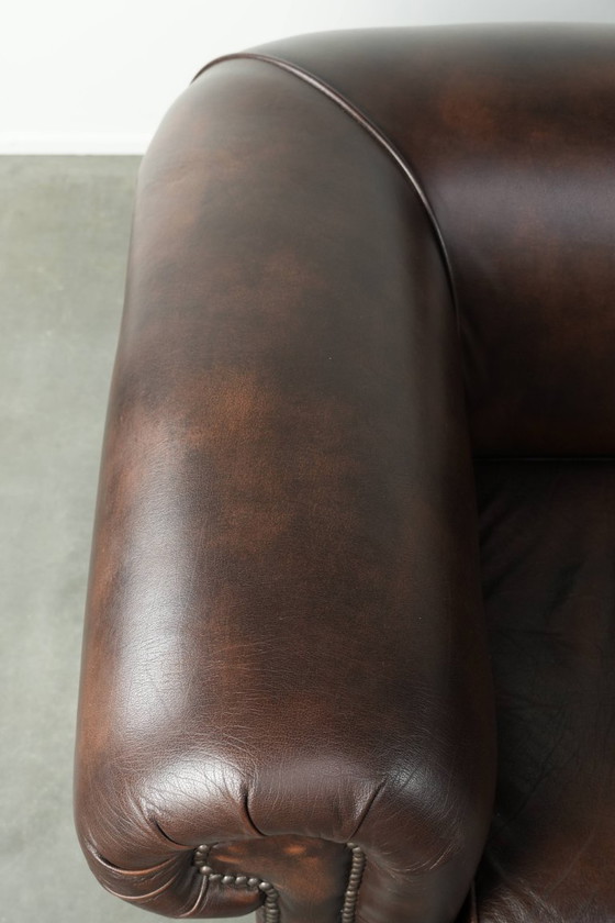 Lussuoso divano Chesterfield in morbida pelle bovina marrone, dal look inglese senza tempo. – Divani 2 posti (photo 8 of 16)