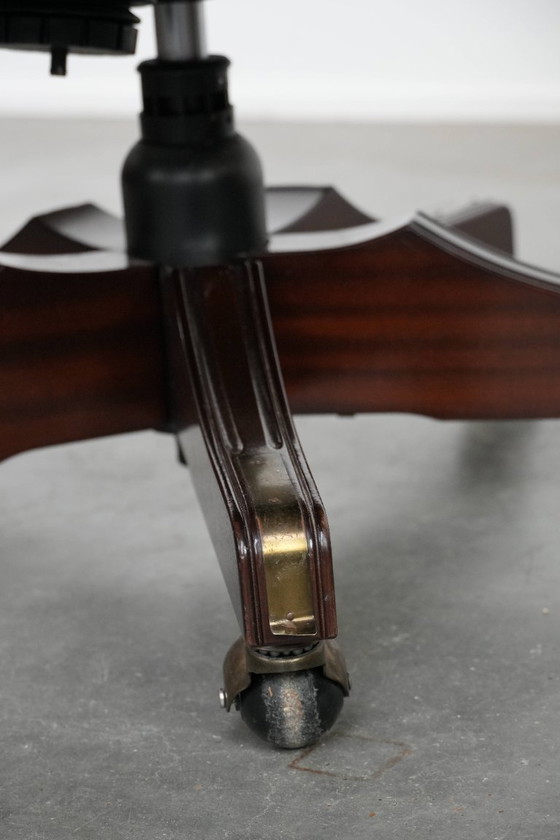 Image 1 of Zwarte rundleren en houten chesterfield bureaustoel in Engelse stijl op wieltjes