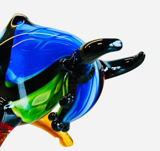 Image 1 of una scultura in vetro di Murano molto grande raffigurante un toro che carica, di colore multicolore, nuova