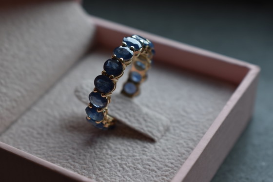 14k Yellow Gold Eternity Ring With 17 Oval Blue Sapphires (6.41 Ct) – G.C.I. Certified – no brand, Gifts (photo 2 of 9)