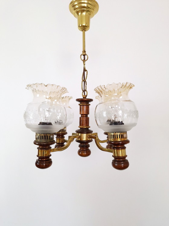 Image 1 of Lustre Vintage en bois et laiton avec quatre bras, abat-jour décoratifs en verre, élégante suspension pour le salon