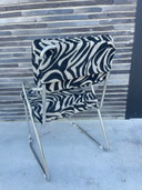 Chaise design zèbre avec détail chromé