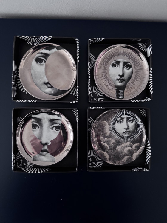 Image 1 of Fornasetti Sottobicchieri in porcellana “Tema e Variazioni” – Set da 4 (8,5 cm) – Con scatola – N. 39 / 51 / 83 / 101