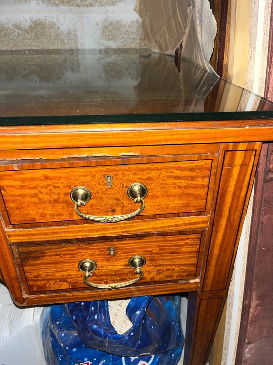 Image 1 of Maple & Co Prachtig Edwardiaans bureau van satijnhout met kruisbanden van walnoothout