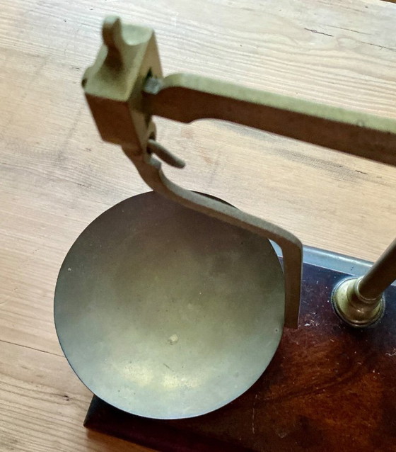 Image 1 of balances en cuivre de magasin d'antiquités