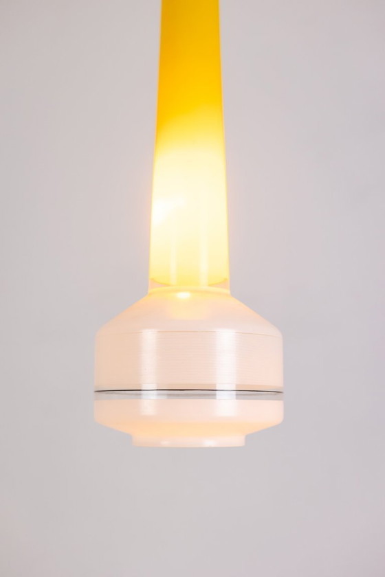 Image 1 of Paire de suspensions en verre bicolore jaune et blanc. Années 1960