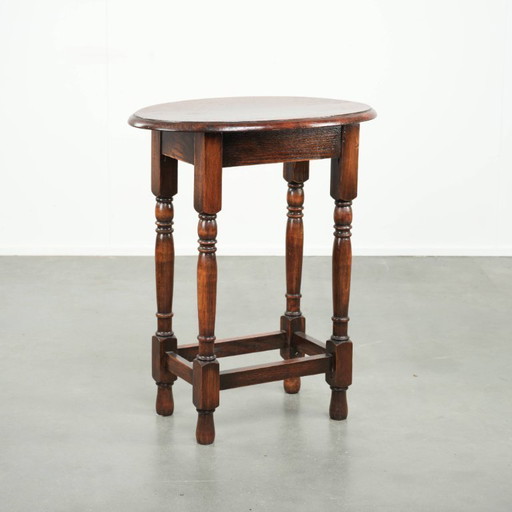 Antique oval English oak side table from the early 20th century with beautiful colors