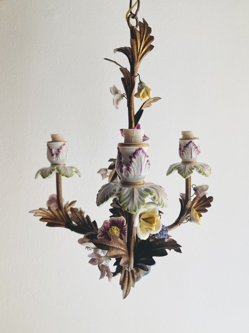 Lámpara de araña italiana vintage de tres brazos de tole con flores de porcelana