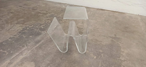 Image 1 of Table d'appoint vintage en plexiglas avec porte-revues