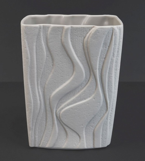White Heinrich Porcelain Vase Model 2086 Matte Glaze Op Art Wave Relief Decor 1960s – Heinrich-Porzellan (photo 4 of 10)