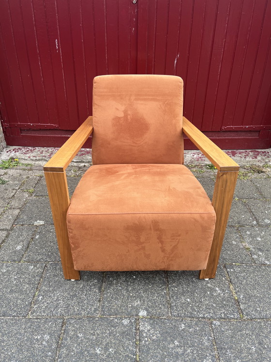 Image 1 of Sillón Montel de estilo moderno en terciopelo rosa anaranjado con reposabrazos color teca.