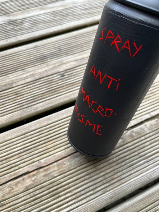 Bomb’art « spray anti macro-nisme »