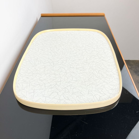 Image 1 of 2-zijdig dienblad, formica met kunststof frame, jaren 1960