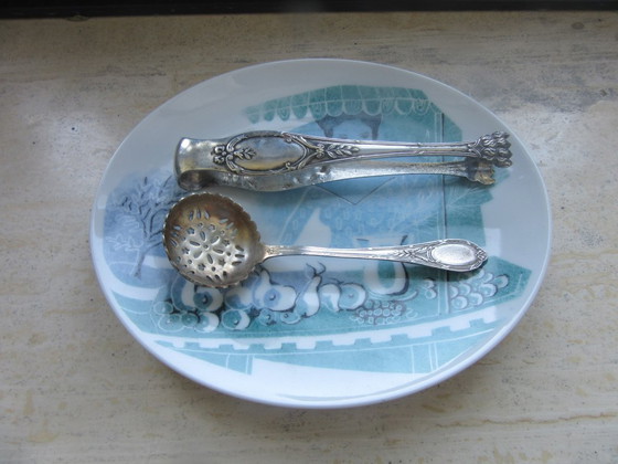 Image 1 of Versilberte Zuckerzange und Zuckersieb, durchbrochener Löffel mit Schlitzen, Antik/Jugendstil, in alter Schachtel, nicht origina