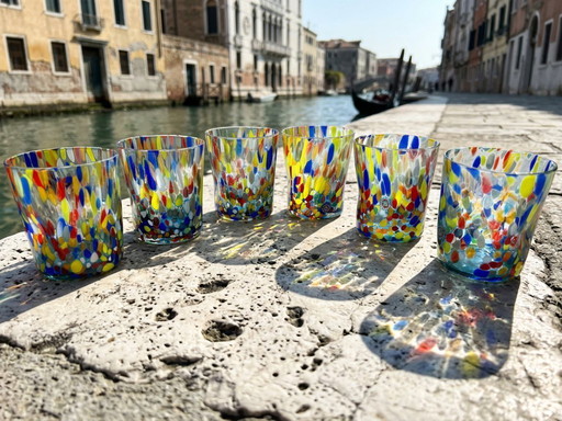 Juego de 6 vasos de vidrio soplado veneciano con efecto Murano Murrine fusionado en vidrio, hechos a mano en Italia.