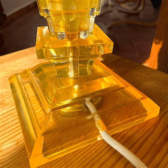 Lampada da tavolo Mid Century Modern Ambra Lucite Plexiglas Base Geometrica con Paralume Lusso Hollywood (photo 17 of 19)