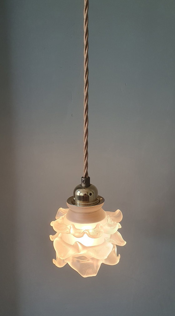 Image 1 of Antike Glas-Hängelampe. Tulpen- oder Rosenlampe aus mattiertem Glas.