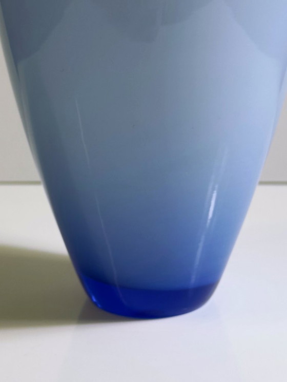 Image 1 of Vintage vaas, Italiaans Muranoglas, jaren 70, pastelblauw, melkglas, Opalina Filigrana