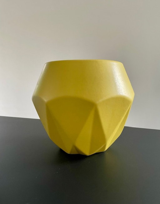 Pot de fleurs design à facettes géométriques jaunes