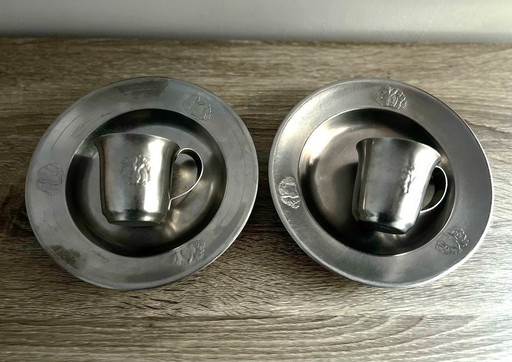 2 borden en 2 verzilverde tinnen kopjes van Gero Zilmeta, versierd met konijnen.