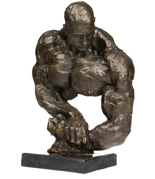 Estatua de bronce del torso de un culturista