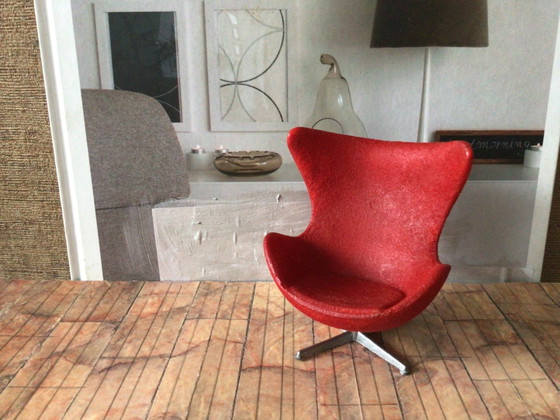 Poltrona a uovo in miniatura vintage di Arne Jacobsen – Oggetti decorativi, Metal, Other (photo 6 of 11)