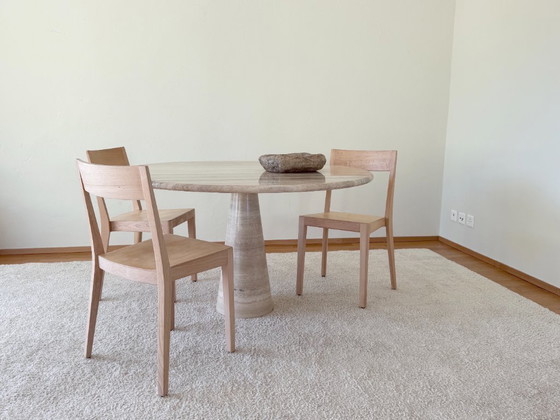 Image 1 of Ronde eettafel van natuurlijk travertin - Moderne vintage designtafel