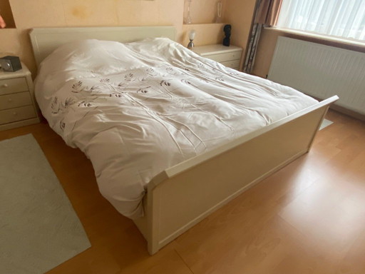 Bedroom in white lacquer
