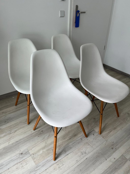 Vier originale Vitra Eames DSW Stühle in Weiß mit Ahornbeinen aus 2010 – eetkamerstoelen, Wood, Plastic