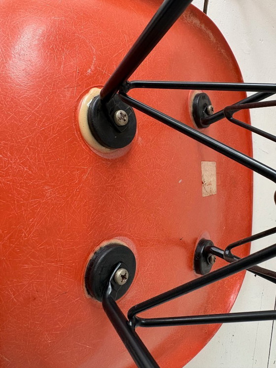 Image 1 of 4 chaises Eames originales en fibre de verre Herman Miller – Orange – Piètement Eiffel (DSR)